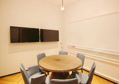 6 Pax Meeting Room
